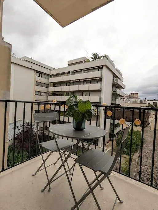 Avec Balcon Et Vue Tour Eiffel Apartment